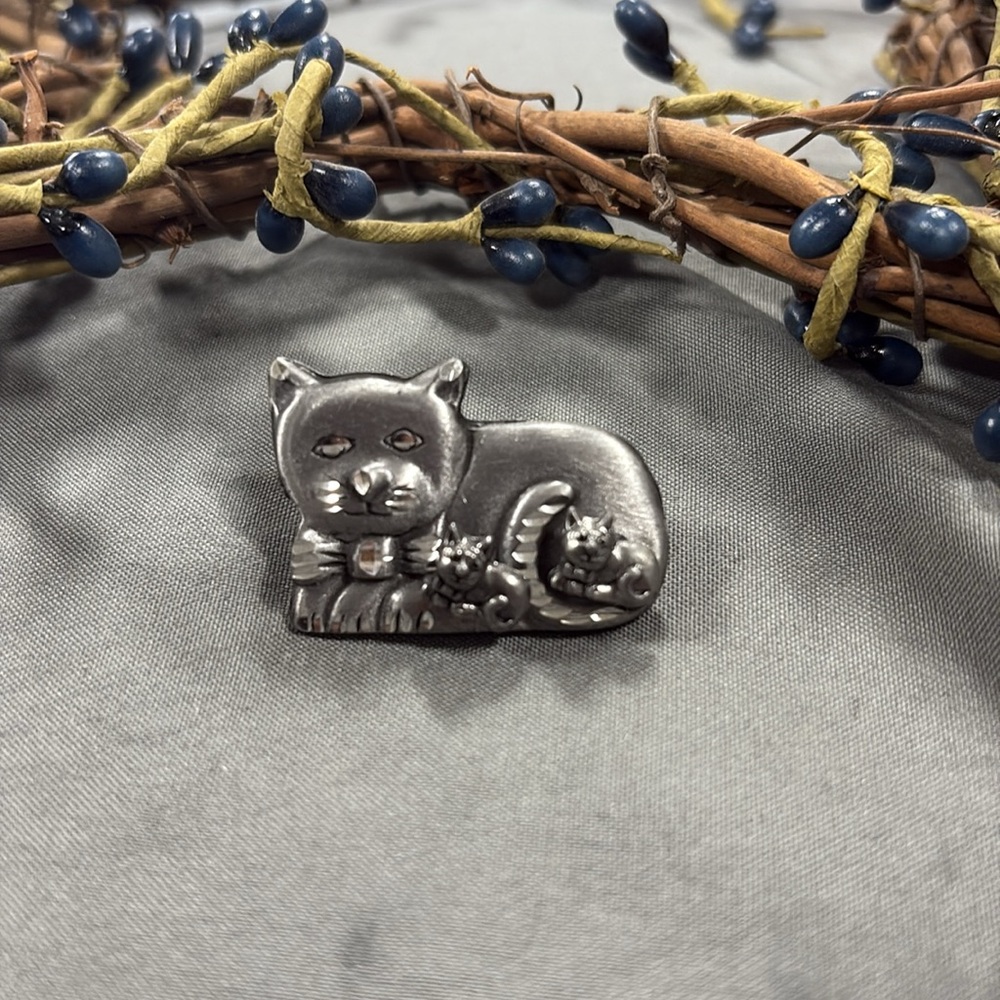 Vintage Torino Pewter Cat Brooch Pin With Earrings 1.25”x7/8” - Picture 2 of 3